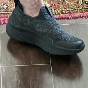 Sketchers slip on D’Lux